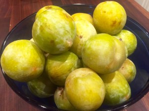 bowl of Emerald Beaut pluots